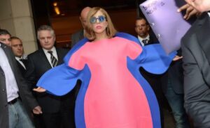 Lady Gaga verschijnt in fat suit