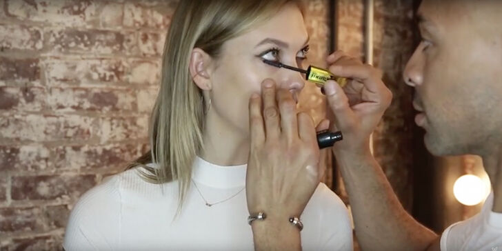 Bekijk Karlie Kloss' allereerste make-up tutorial