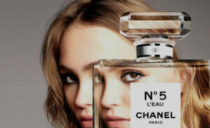 Beeldschoon: Lily Rose Depp sluit de Haute Couture show van Chanel in déze jurk