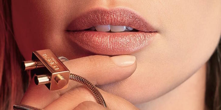 De eerste beelden van de L'Oréal X Balmain lipstick