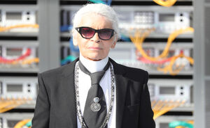 Iconische ontwerper Karl Lagerfeld overleden: het leven van een modepionier