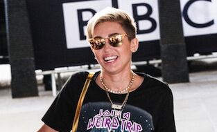 Celebstyle: Miley Cyrus behangt haar rock outfit met goud