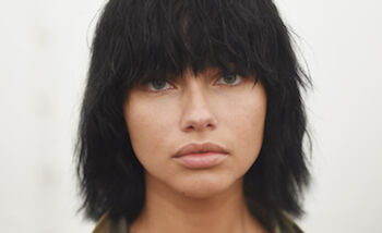 Marc Jacobs stuurt modellen make-uploos de catwalk op