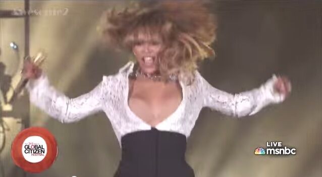 Beyonce's blouse springt open
