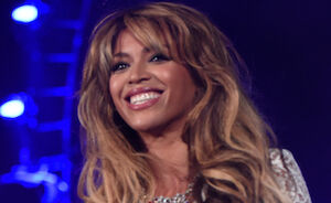 Zien: Beyoncé's blouse schiet open tijdens optreden met Jay Z