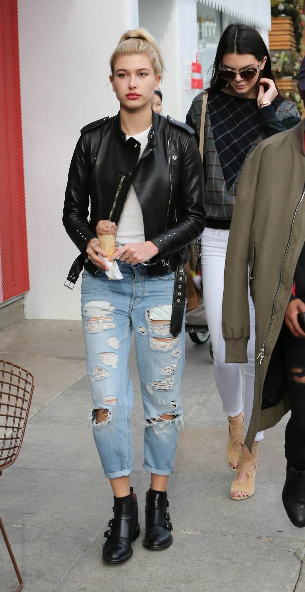 OOTD: knappe Hailey Baldwin in distressed jeans