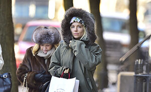 OOTD: Sienna Miller trotseert de New Yorkse kou in een parka