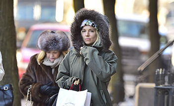 OOTD: Sienna Miller trotseert de New Yorkse kou in een parka