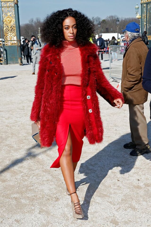 OOTD: Solange in hot red naar Paris Fashion Week
