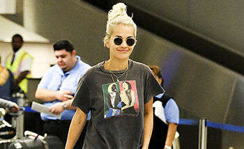 OOTD: Rita Ora in casual T-shirt en ripped jeans