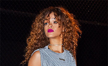 OOTD: Rihanna rockt kleurrijke outfit in New York