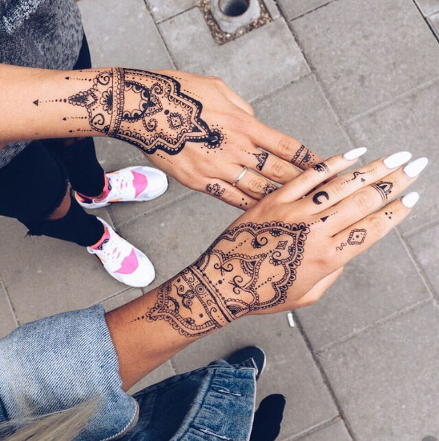 Festival trend: Henna hands