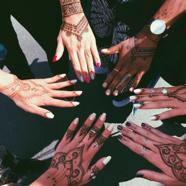 Trend: Henna hands