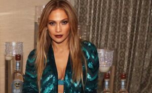 Jennifer Lopez plaatst meest sexy selfie ooit en steekt daarmee de ogen van Kim Kardashian uit