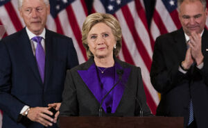 Dit is waarom Hillary Clinton gisteren paars droeg tijdens haar speech