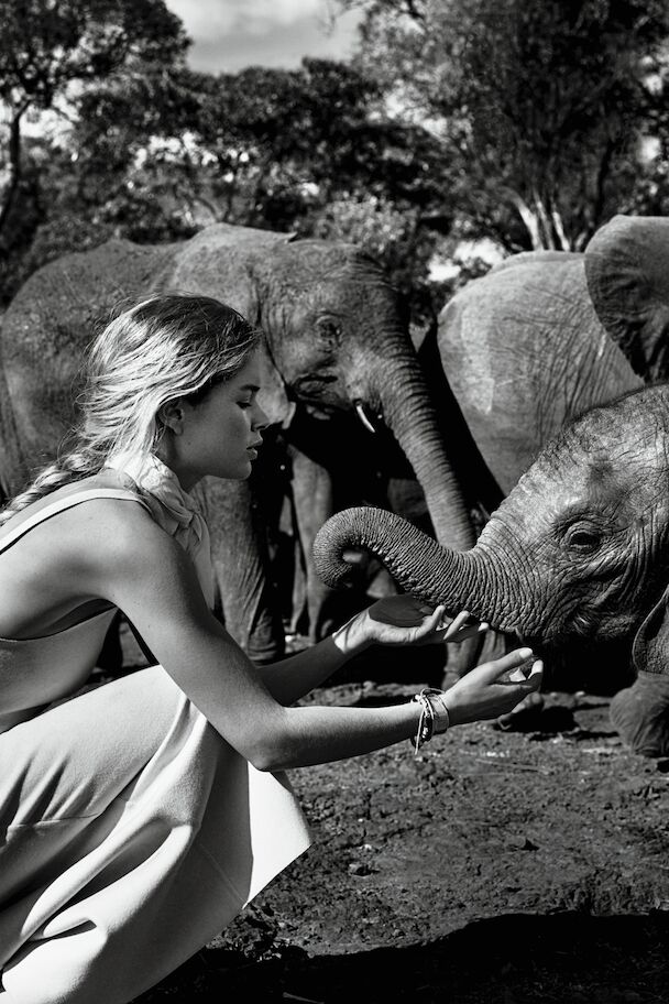Fotoreport: Doutzen redt olifantjes in Kenya