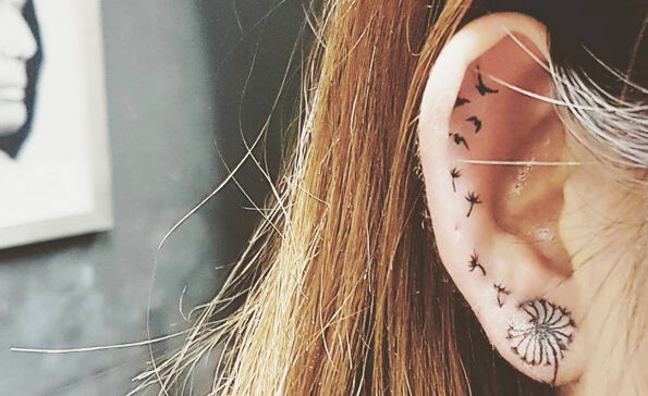 Een tattoo op je oor is helemaal hot