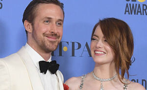 Ryan Gosling draagt Golden Globe op aan Eva Mendes, Emma Stone in tranen
