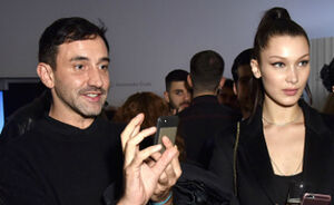 Bella Hadid poseert naakt voor de nieuwste Riccardo Tisci schoenen