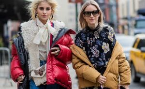 Bizarre trend: waarom iedereen opeens hun jas onder de schouders draagt