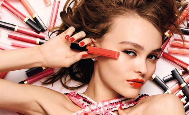 Lily Rose Depp is super glossy in nieuwe Chanel campagne