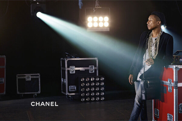 Pharrell Williams is de eerste man die in een Chanel handtas campagne verschijnt