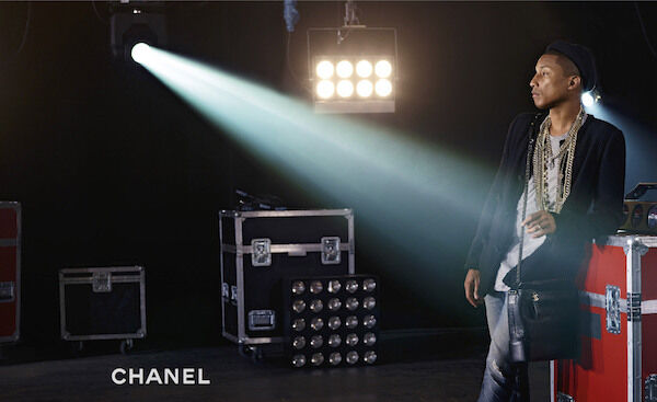 Pharrell Williams is de eerste man die in een Chanel handtas campagne verschijnt