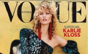 Karlie Kloss is een Australische beach babe en kopieert Bella Hadid’s nieuwe coupe