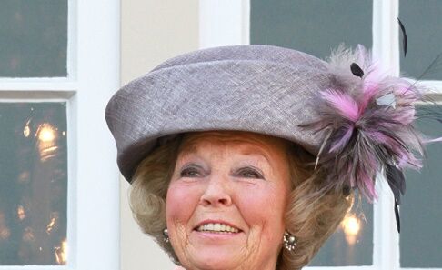 33 jaar aan iconische hoedjes in ‘Chapeux! De hoeden van koningin Beatrix’ in Paleis Het Loo