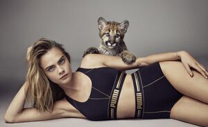 Cara Delevingne poseert met een welpje in de nieuwste Puma campagne