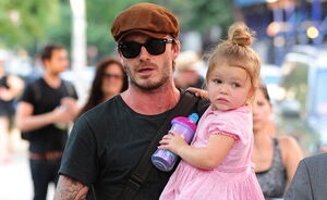 Harper die haar vader David Beckham een kus geeft doet je smelten