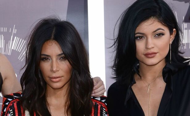 Kylie Cosmetics plaatst sneak peek van samenwerking met Kim Kardashian