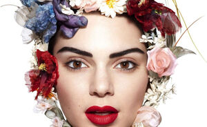 Kendall Jenner in prachtige bloemenkransen van Dior voor Harpers Bazaar
