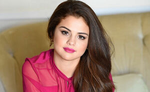 Selena Gomez zet de schaar in haar lange lokken en het resultaat is prachtig