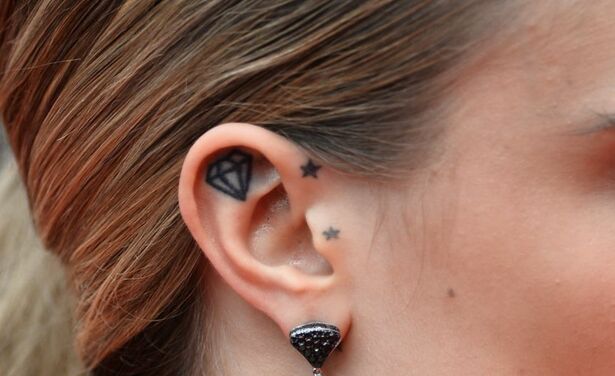 Vergeet oorpiercings: de nieuwste trend voor je oren zijn helix tattoo’s