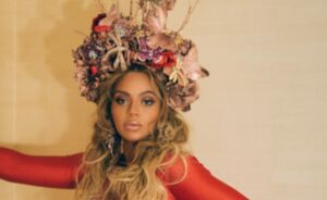 Hoogzwangere Beyoncé rockt de mooiste bloemenkrans ooit tijdens het Wearable Art Gala