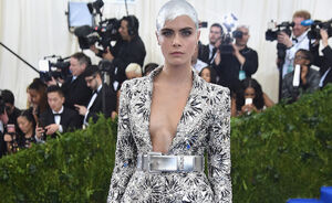 Cara Delevingne verfde haar kale hoofd zilver voor het MET Gala