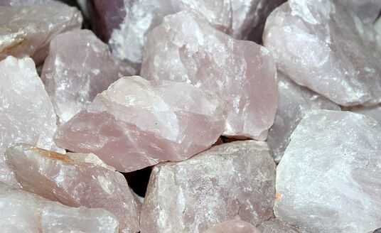Dit wil jij op je nagels: rose quartz nails zijn de nieuwste hype 