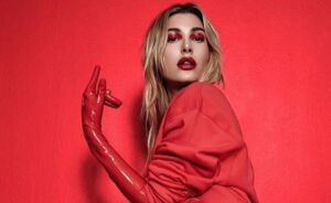 Hailey Baldwin draagt rode latex handschoenen en niet veel meer in haar nieuwe campagne