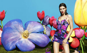 Kendall Jenner is super sexy tussen levensgrote bloemen voor La Perla campagne 