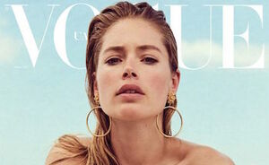 Doutzen in niemendalletjes op het strand voor Vogue cover story