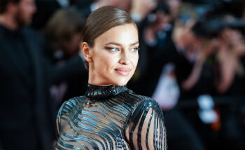 Irina Shayk droeg niet één, maar twee doorzichtige jurken in Cannes vlak na bevalling