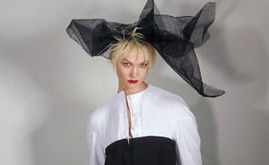 Karlie Kloss poseert in opvallende, oversized outfits voor Vogue China