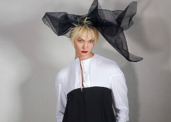 Karlie Kloss poseert in opvallende, oversized outfits voor Vogue China