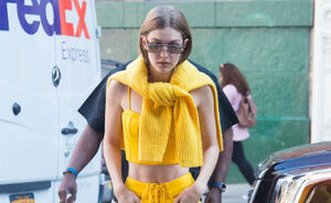 It-girl Gigi Hadid laat je zien hoe je stylish een trui draagt in de zomer