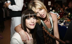 Liv Tyler viert 40ste verjaardag met Kate Moss als ware bohemian supermodellen