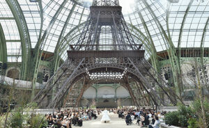 Karl Lagerfeld bouwt replica van Eiffel toren voor Chanel Fall 2017-18 Couture Show