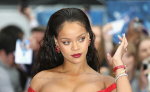 Na een tijdje 'saai zwart' haar te hebben gehad, gaat Rihanna weer voor een opvallende kleur