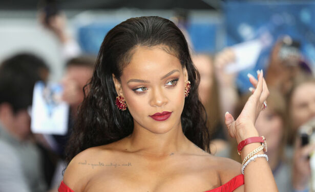 Na een tijdje 'saai zwart' haar te hebben gehad, gaat Rihanna weer voor een opvallende kleur