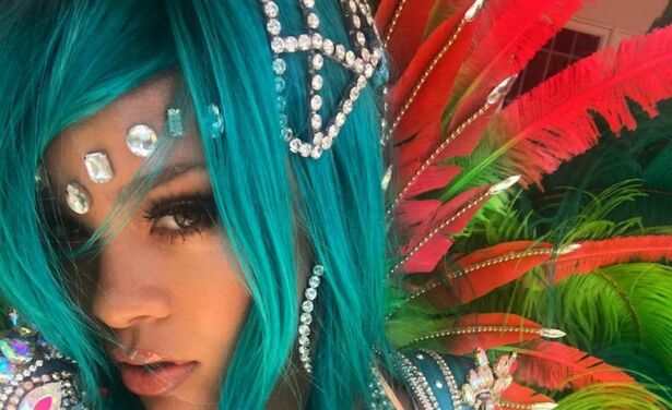 Er is iets raars gaande met één van de carnavalsfoto's van Rihanna
